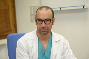 Dr. Antonio Rodríguez en su oficina 1