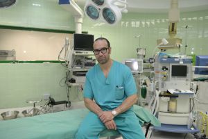 Dr. Antonio Rodríguez en la sala de operaciones 1