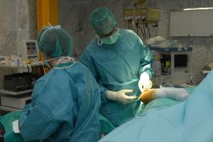 Dr. Antonio Rodríguez en la sala de operaciones realizando una cirugía 1