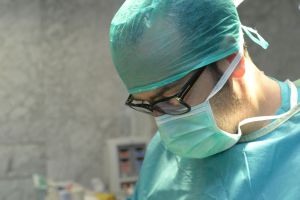 Dr. Antonio Rodríguez en la sala de operaciones realizando una cirugía 2